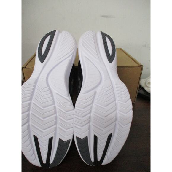 USED Saucony Women's Kinvara 12, black/silver - size 11 - Picture 4 of 10